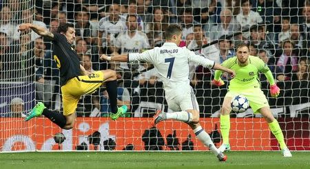 Foto del martes del delantero del Real Madrid Cristiano Ronaldo marcando su segundo gol ante el Atlético. 2/5/17 El delantero Cristiano Ronaldo hizo crecer el martes su leyenda en la Liga de Campeones al marcar una tripleta para que el monarca defensor Real Madrid golee 3-0 al Atlético de Madrid como local por las semifinales de la competencia. Reuters / Albert Gea