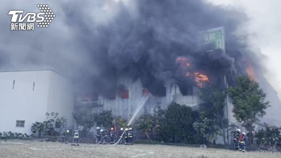 台中西屯家具工廠大火。（圖／TVBS）