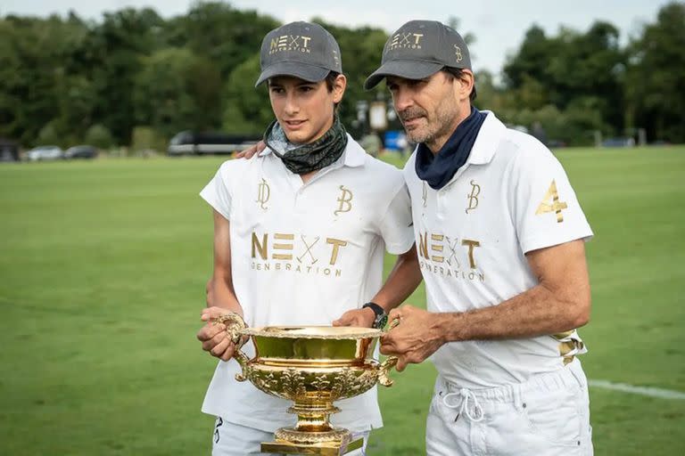 "Poroto" Cambiaso junto a su papá, Adolfo, con el trofeo más trascendente que obtuvo hasta ahora, a sus 14 años: la Copa de Oro del Abierto Británico, el lauro más grande de Europa.