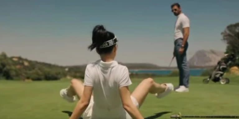 365 días 2: la escena en el campo de golf generó bromas en las redes sociales (Foto: Captura).