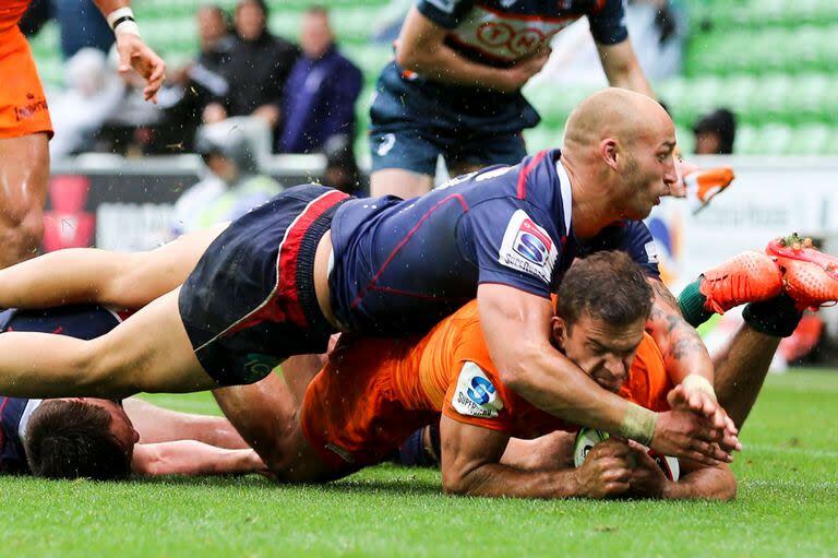 Un duelo entre Jaguares y Melbourne Rebels, que podría dejar el Super Rugby por una fuerte deuda; en la acción, un try de Moyano