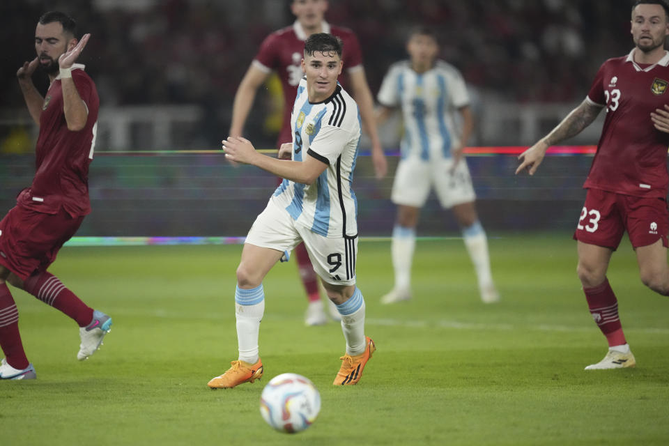 El delantero argentino Julián Álvarez durante el partido amistoso contra Indonesia, el lunes 19 de junio de 2023, en Yakarta. (AP Foto/Achmad Ibrahim)