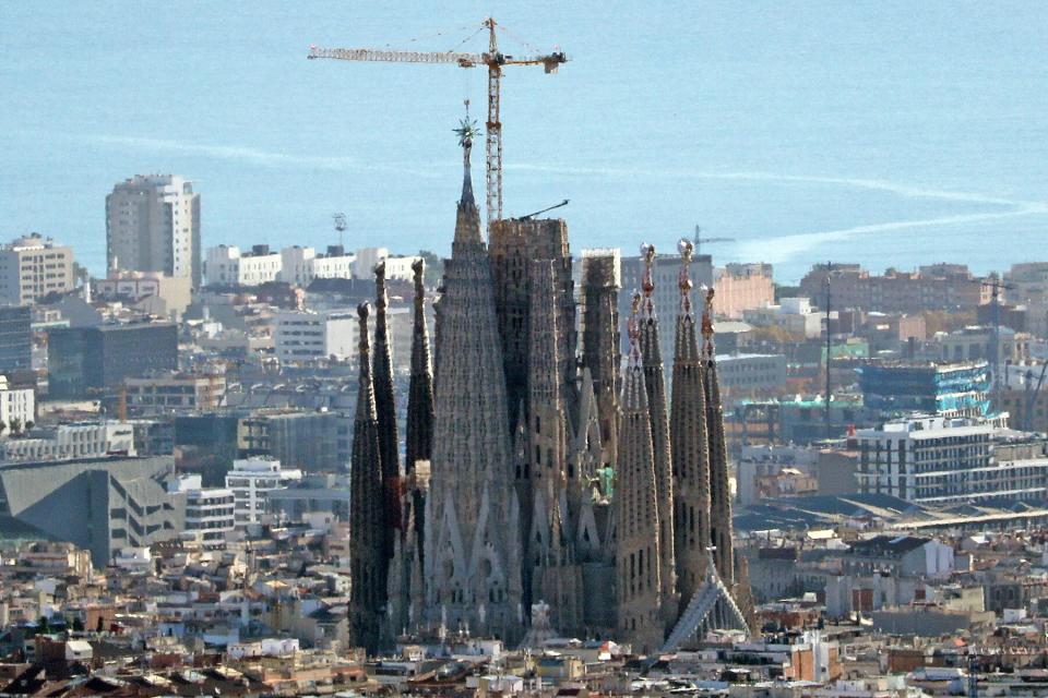 Placed the luminous star in the tower of the Sagrada Família, which now reaches a height of 138 meters. The star weighs 5.5 tons, is 72 meters in diameter and has cost 1.5 million Euros, in Barcelona, on 29th November 2021.