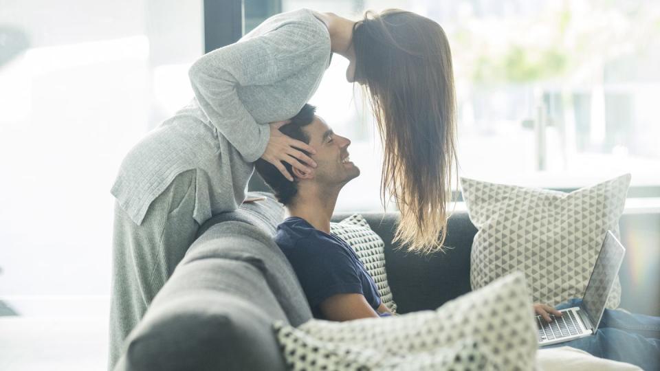 couple massage back scratch