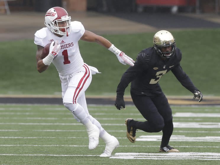 Indiana’s Simmie Cobbs had 60 catches in 2015. (AP Photo/Chuck Burton)