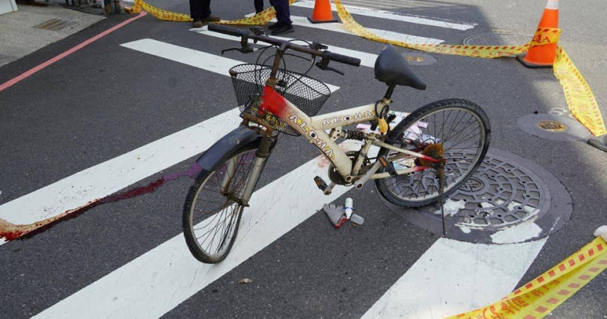 73歲老婦騎自行車遭大貨車撞擊，自行車前輪變形凹陷。（圖／翻攝畫面）