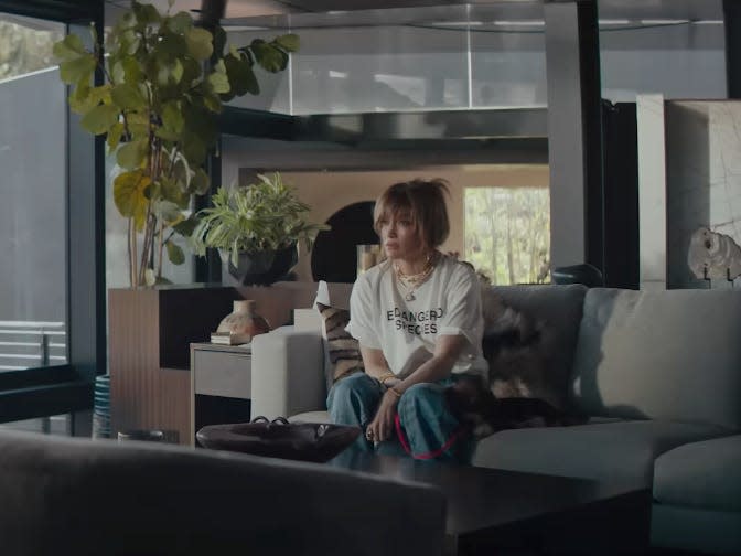 jennifer lopez in therapy in her new film this is me now a love story, sitting on a couch opposite fat joe, her therapist