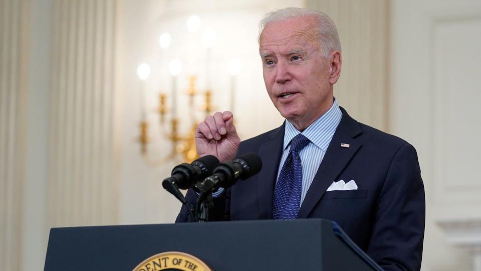 US-Präsident Joe Biden spricht bei einer Pressekonferenz im State Dining Room des Weißen Hauses über die Impfkampagne.