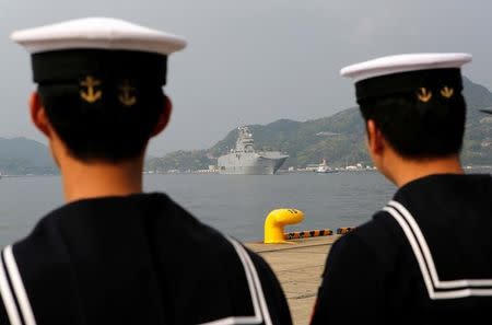 French amphibious assault ship Mistral (C) arrives at Japan Maritime Self-Defense Force (JMSDF)'s Sasebo naval base as JMSDF servicemen look on, in Sasebo, Nagasaki prefecture, Japan April 29, 2017, ahead of joint exercises with U.S., British and Japanese forces in waters off Guam. REUTERS/Nobuhiro Kubo