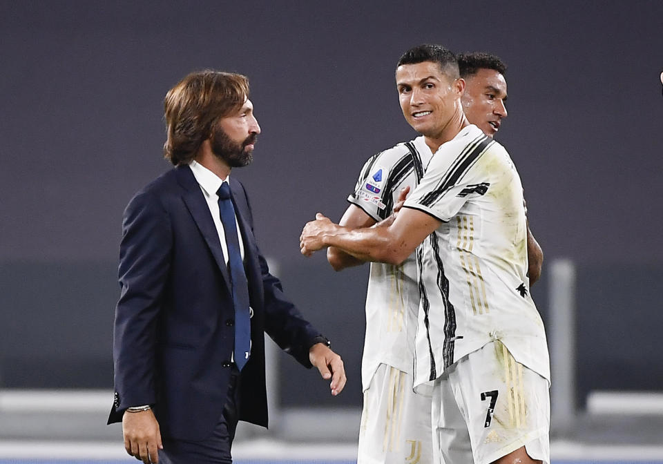 El técnico de la Juventus Andrea Pirlo pasa frente a Cristiano Ronaldo tras la victoria 3-0 la Sampdoria en Turín por la Serie A italiana, el domingo 20 de septiembre de 2020. (Marco Alpozzi/LaPresse vía AP)