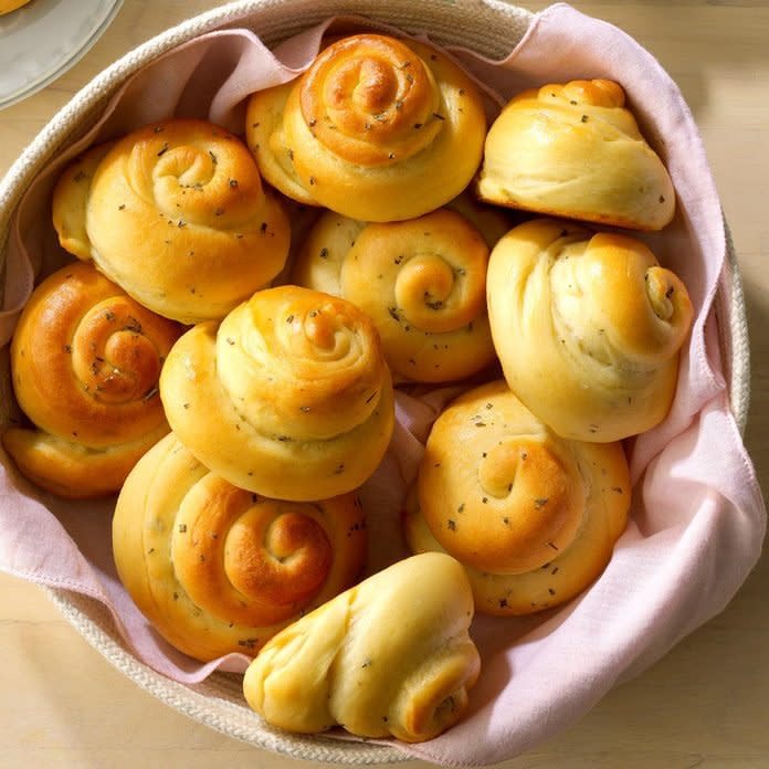 Grandma S Rosemary Dinner Rolls Exps Cwam19 133657 B01 04 6b 2