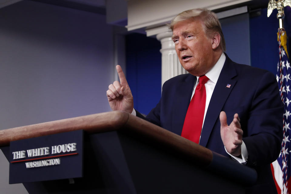 El presidente Donald Trump habla sobre el nuevo coronavirus en la sala de prensa James Brady, el jueves 26 de marzo de 2020, en Washington. (AP Foto/Alex Brandon)