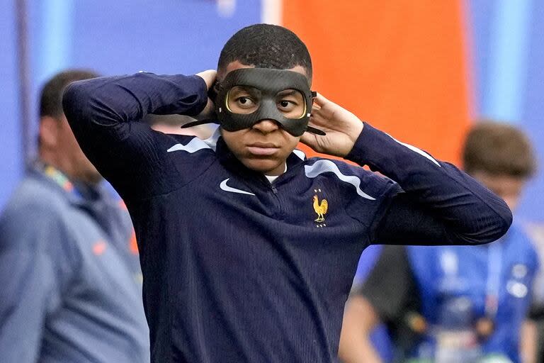 Kylian Mbappé con la máscara oficial, la que llevó puesta en el calentamiento previo a Francia vs. Países Bajos; el delantero no ingresó en el segundo partido de su equipo por la Eurocopa.