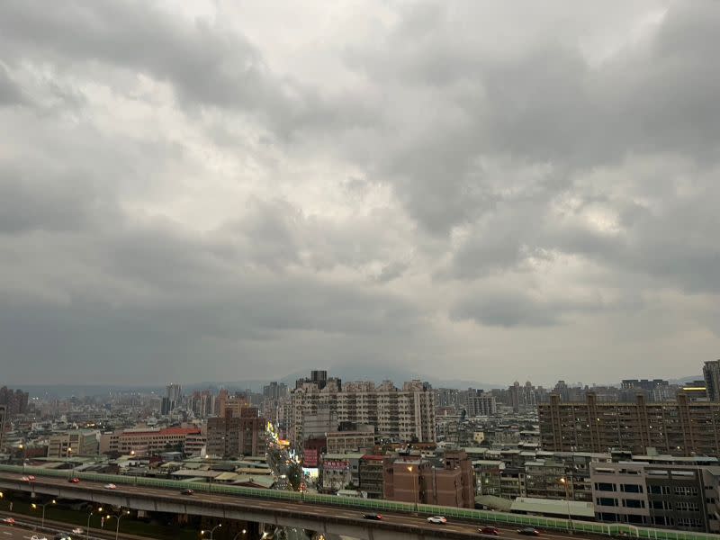 ▲今日午後受到鋒面通過影響，北台灣地區陸續轉為有短暫雨的天氣，氣象局也觀測到在桃竹苗外海有「春雷」出現。（圖／記者張志浩攝）