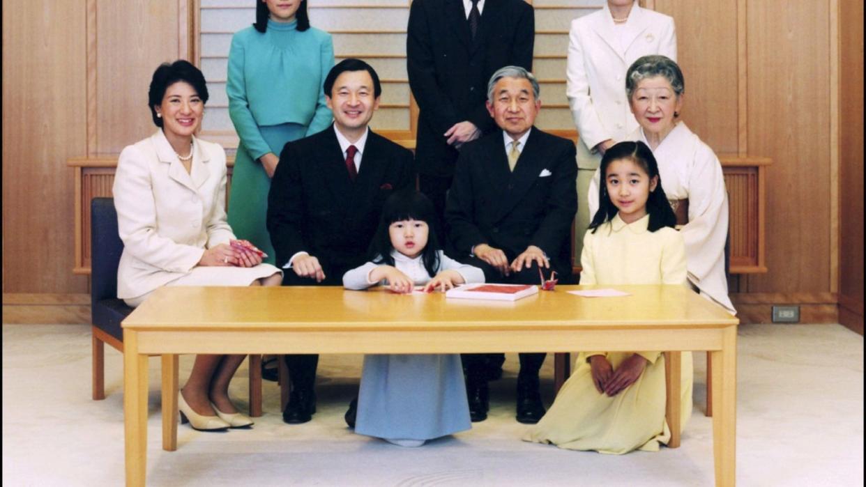 japan's emperor akihito, empress michiko and royal family pose for new year photograph in tokyo, japan on january 01, 2006