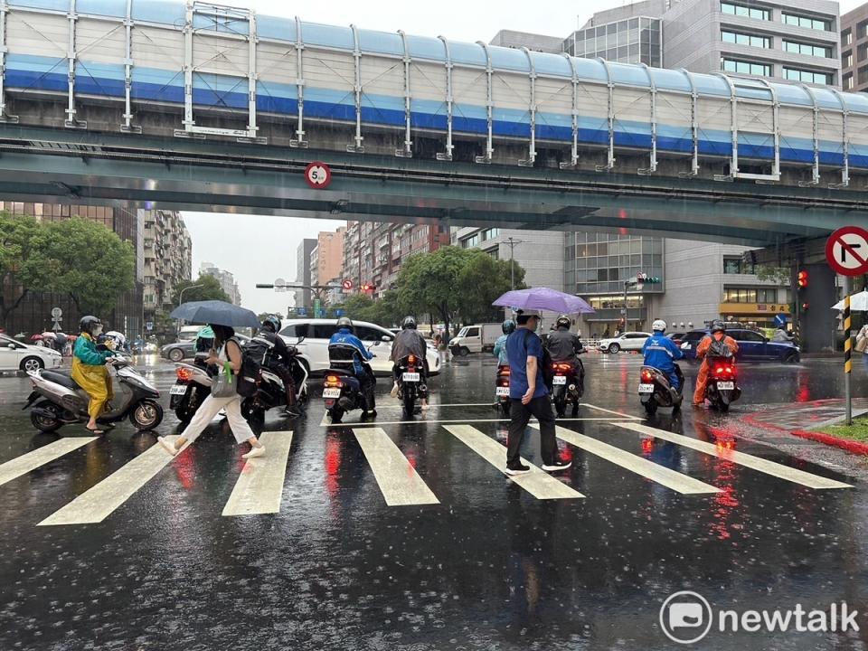 今(2)日滯留鋒影響及水氣偏多，北部及東北部天氣稍涼，中部以北、東北部、東部地區及澎湖、金門有短暫陣雨或雷雨。   圖：林岑韋／攝(資料照)