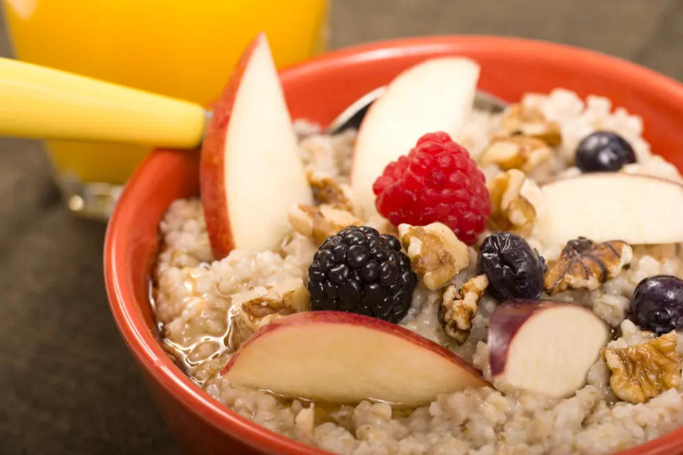 Avena caliente con agua o leche / avena cocida con frutas para el desayuno