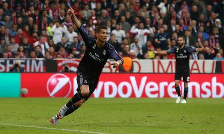 Foto del miércoles del delantero del Real Madrid Cristiano Ronaldo celebrando tras marcar su segundo gol ante Bayern Munich. 12/4/17 El Real Madrid se recuperó el miércoles de una desventaja de un gol y un flojo primer tiempo para superar 2-1 al Bayern Munich como visitante con un doblete de Cristiano Ronaldo por los cuartos de final de la Liga de Campeones, en un partido en que el chileno Arturo Vidal marcó un gol y erró un penal. Reuters / Michael Dalder