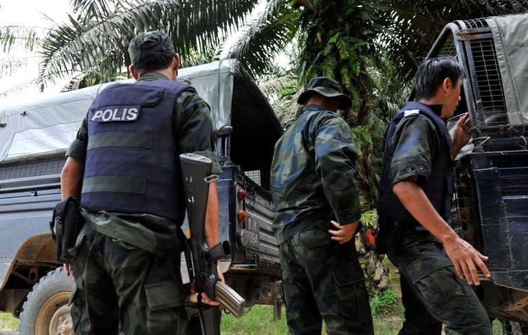 Malaysian police escort bodies of their killed colleagues, in Tanduo village near Lahad Datu, on March 1, 2013