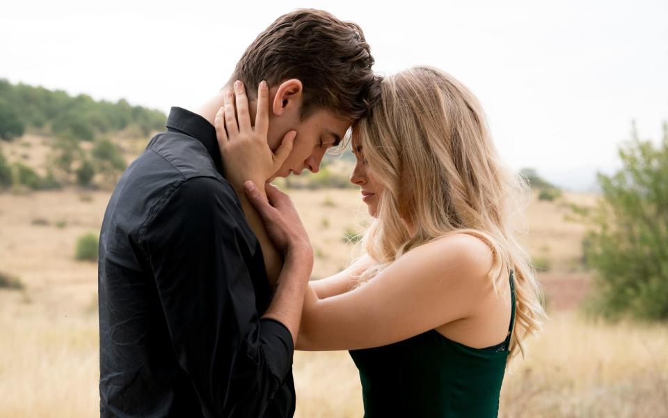 Tessa (Josephine Langford) und Hardin (Hero Fiennes Tiffin) haben in bisher drei "After"-Filmen schon viel durchgestanden, im vierten Teil der Reihe wird nun aber alles noch schwieriger und dramatischer. (Bild: Constantin Film Verleih GmbH)