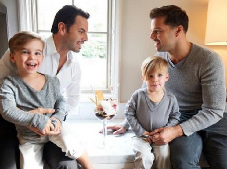 Los modelos de familia han cambiado y muchos famosos han contribuido a ello como Ricky Martin, junto a su ex Carlos González Abella y sus hijos, Mateo y Valentino. (Foto: Pinterest)