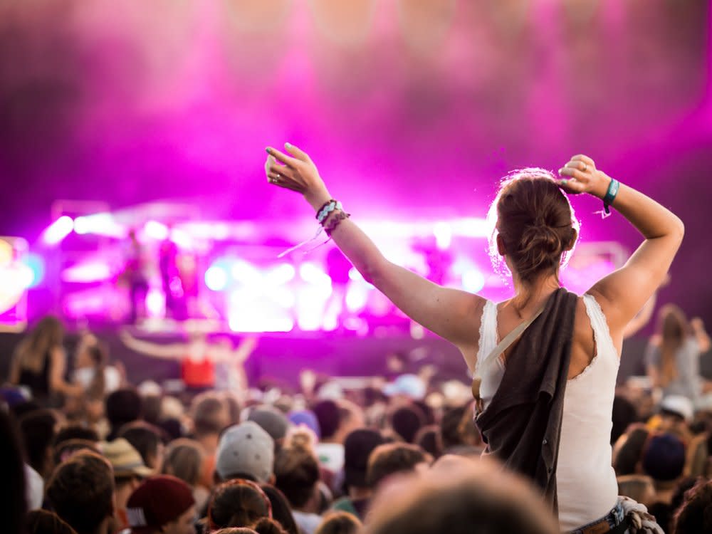 Auch auf kleineren Festivals können Musikfans ausgelassen feiern. (Bild: 2017 Matthias K/Shutterstock.com)