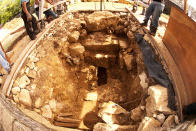 Para el arqueólogo Arnoldo González, no cabe duda de que K’nich Janaab’ Pakal fue el sabio que proyectó este plan arquitectónico, porque fue durante su reinado (615-683 d.C.) cuando comenzó la construcción del Templo de las Inscripciones, una edificación funeraria que concluiría su primogénito,K’nich Kan B’ahlam, en el lapso que duró en el trono de Lakamha’, “Lugar de las Grandes Aguas” —nombre original de la ciudad maya—, entre los años 683 y 702 d.C.