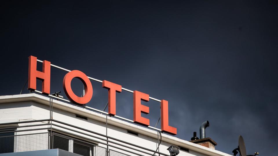 Dunkle Wolken ziehen über einem Hotel in der Stuttgarter Innenstadt hinweg. Das Beherbergungsverbot ist in Baden-Württemberg vorläufig mit sofortiger Wirkung außer Vollzug gesetzt.