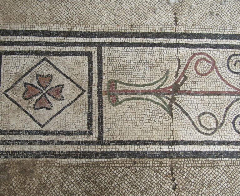 Mosaicos en un salón de banquetes de paredes negras decorado con escenas de la mitología griega, parte de las excavaciones en curso en el bloque 10 de Pompeya. (Handout / Parco Archeologico di Pompei press office / AFP)