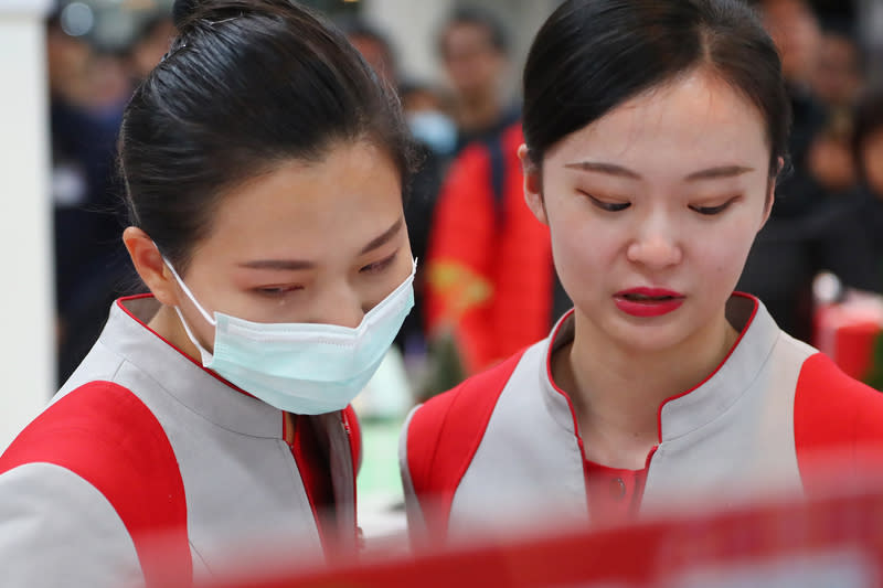 遠航停業退票民眾擠爆松機櫃檯　服務人員落淚 (圖)