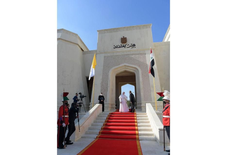 El presidente iraquí Barham Saleh dando la bienvenida al Papa Francisco en el palacio presidencial en la Zona Verde de Bagdad