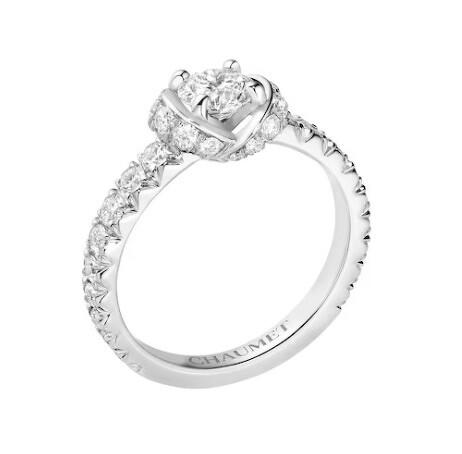 Liens d'Amour 鉑金單鑽戒指，鑲嵌1顆 1 克拉的明亮式切割鑽石，以及鋪鑲明亮式切割鑽石。建議售價請店洽。