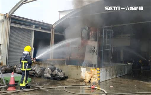 警消迅速射水控制火勢。（圖／翻攝畫面）