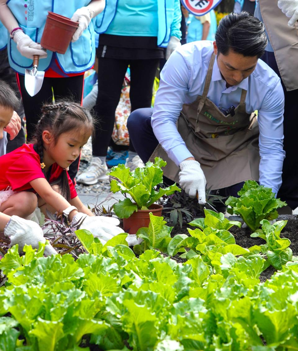 蔣萬安市長與小朋友一起種菜