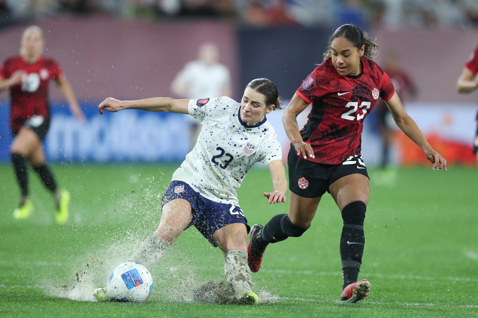 Emily Fox, de Estados Unidos, enfrenta la presión de la delantera canadiense, Olivia Smith, en las Semifinales de la W Gold Cup. (Foto: Omar Vega/Getty Images)