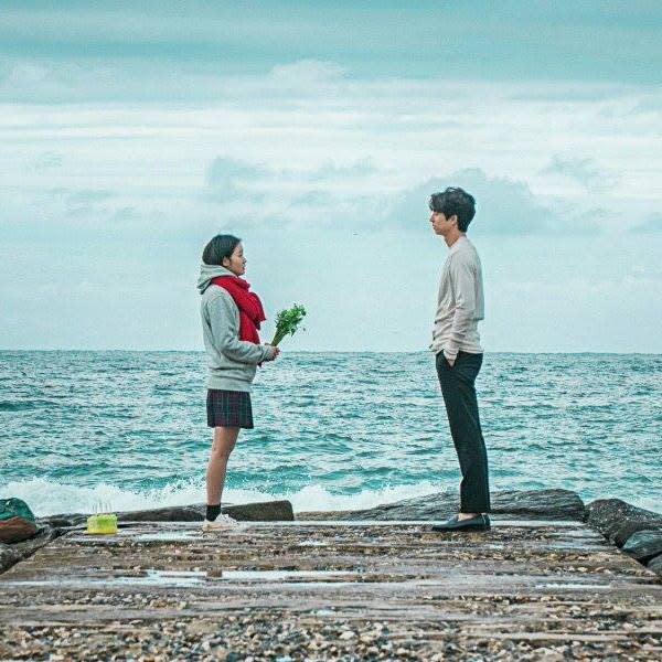 Is romance brewing between Goblin lead actors Gong Yoo and Kim Go Eun? (IBT)