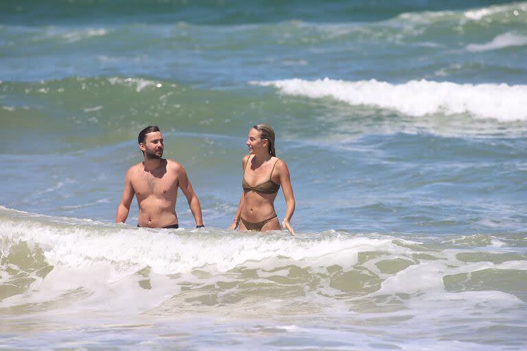 La flamante pareja se mostró muy acaramelada y feliz, y también disfrutó del mar en la mañana esteña