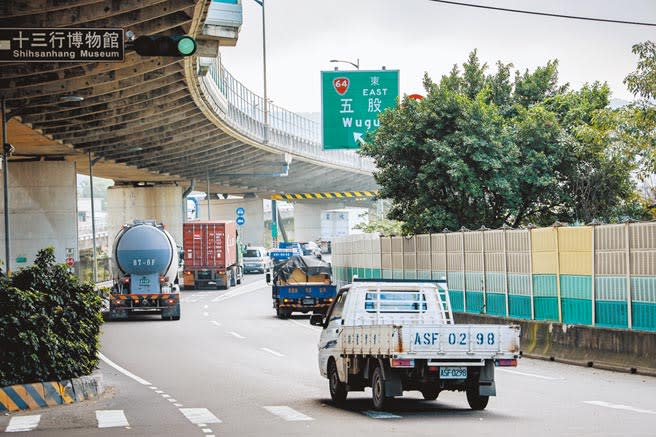 八里區台61線因車流湧入、地方人口增加，導致台64線八里端交流道尖峰時刻塞車嚴重，地方憂心未來淡江大橋通車、台北港發展後，交通問題會更嚴重，交通部公路總局規畫興建台61線銜接台64線南向匝道工程。（戴上容攝）