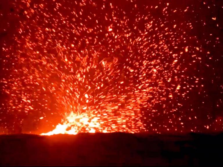 Hawaii volcano: Whirlwind over fissure sends lava flying