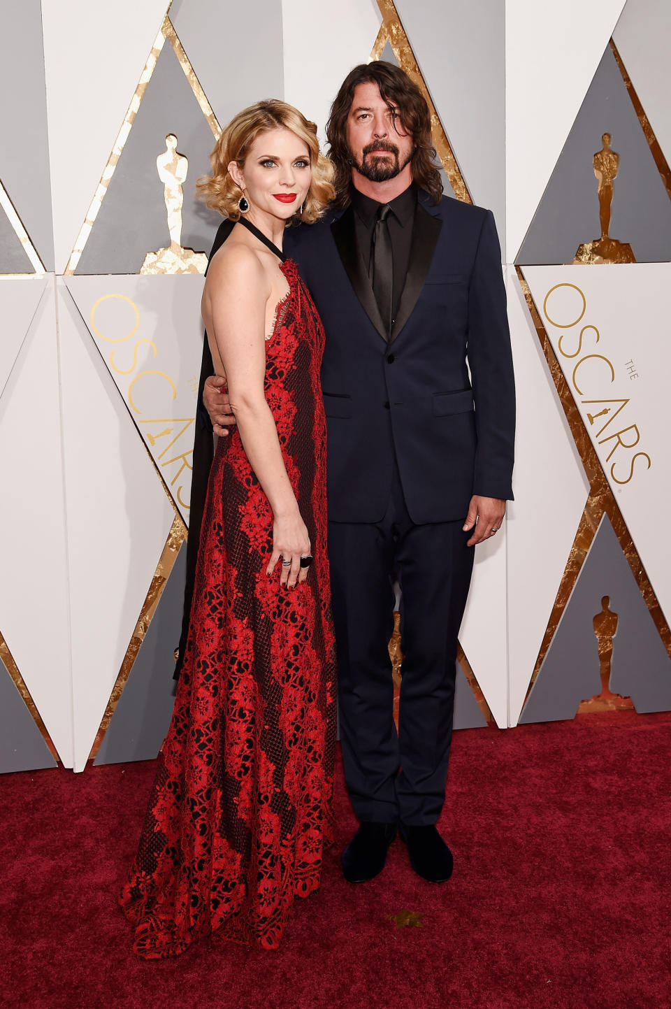 Schick, schick! Ein weiterer bekannter Musiker bei der diesjährigen Oscar-Verleihung war Dave Grohl. Er ließ sich mit seiner Frau Jordyn Blum von den Fotografen ablichten. Später legte der Künstler noch einen gelungenen Auftritt auf der Bühne hin und sang den Song "Black Bird" von Paul McCartney. (Bild-Copyright: Getty Images/Kevork Djansezian)