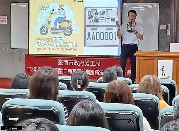 南市勞工局攜手監警單位辦微型電動二輪車宣導，強化移工用路安全。（記者李嘉祥攝）