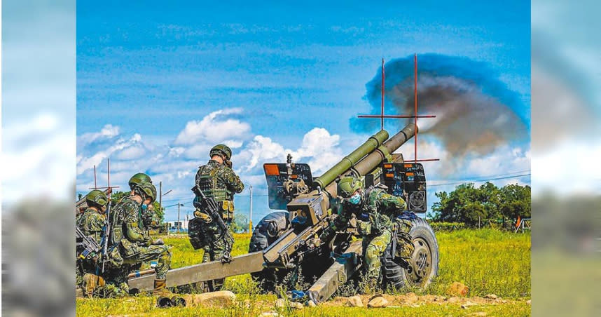 陸軍裝甲564旅砲兵營日前於砲兵部隊測考中心實施105榴砲實彈射擊。（圖／軍聞社）