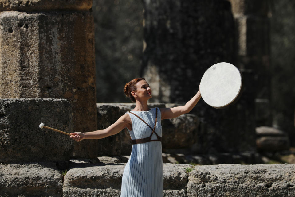 La fiaccola olimpica per i Giochi di Tokyo 2020 è stata accesa nell'antica Olimpia, in un evento chiuso al pubblico a causa dell'emergenza per il Coronavirus (REUTERS/Alkis Konstantinidis)