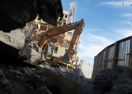 Bulldozers demolish a wall following weeks of tensions between Kosovo and Serbia, in the ethnically divided town of Mitrovica, Kosovo February 5, 2017. REUTERS/Hazir Reka