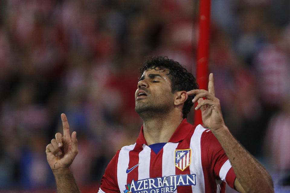 El jugador del Atlético de Madrid, Diego Costa, festeja un gol contra Elche por la liga española el viernes, 18 de abril de 2014, en Madrid. (AP Photo/Gabriel Pecot)