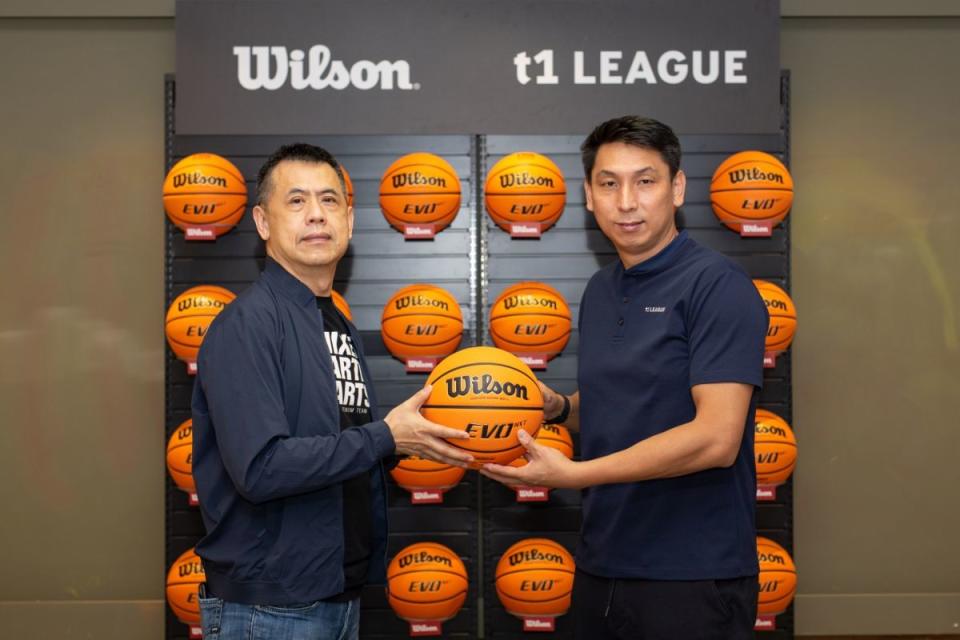 ▲Wilson成為T1聯盟官方指定用球，星裕國際總經理王立人與T1聯盟賽務長賈凡合影。（圖／Ｔ1提供）