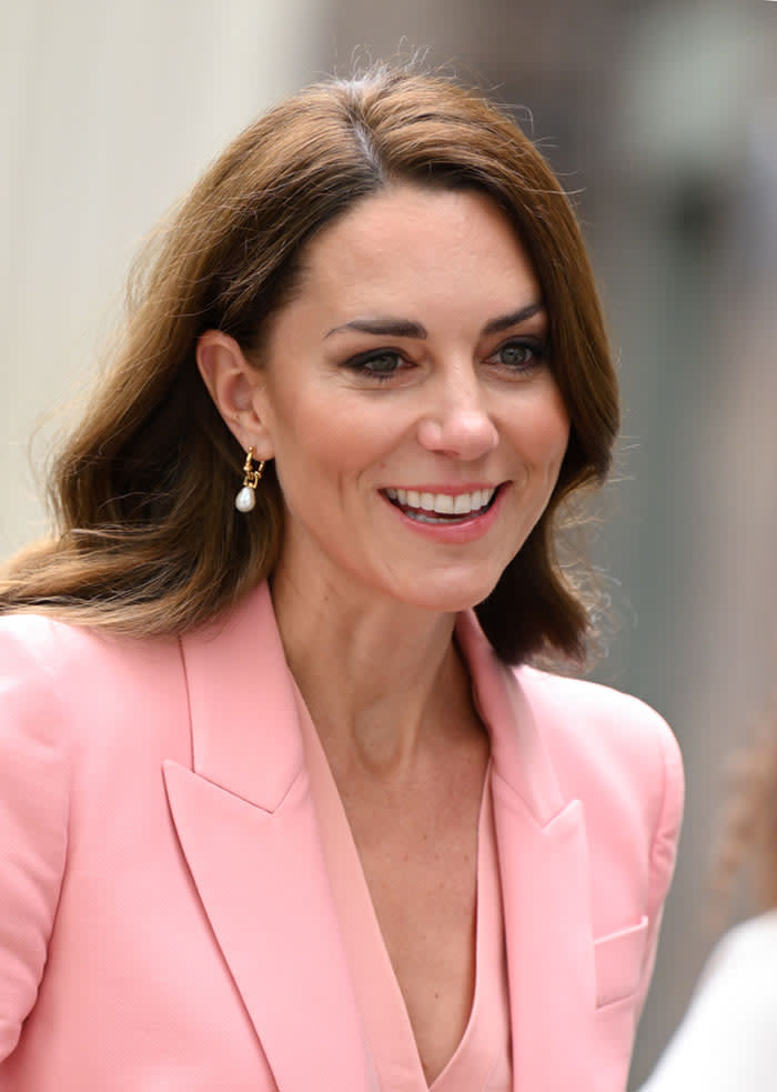 Kate Middleton traje rosa cinturón perlas