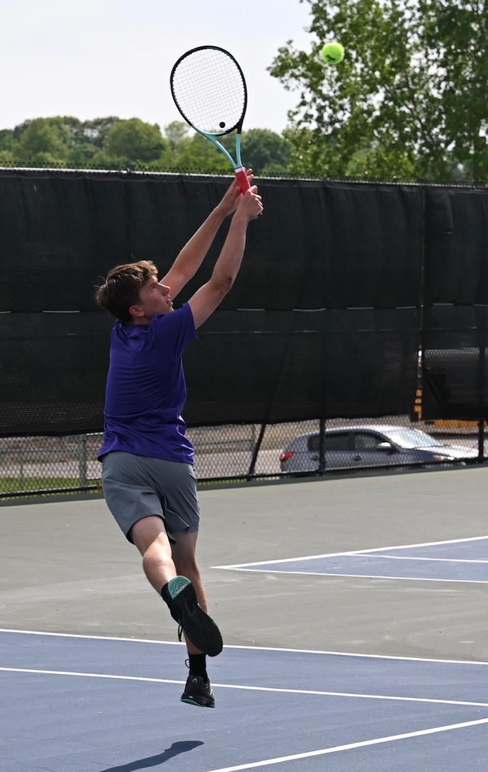 Tony Palmer de Lexington ayudó a los Minutemen a avanzar en el torneo de tenis por equipos de la Asociación de Entrenadores de Tenis de Ohio el lunes con una victoria sobre Ottawa Hills.