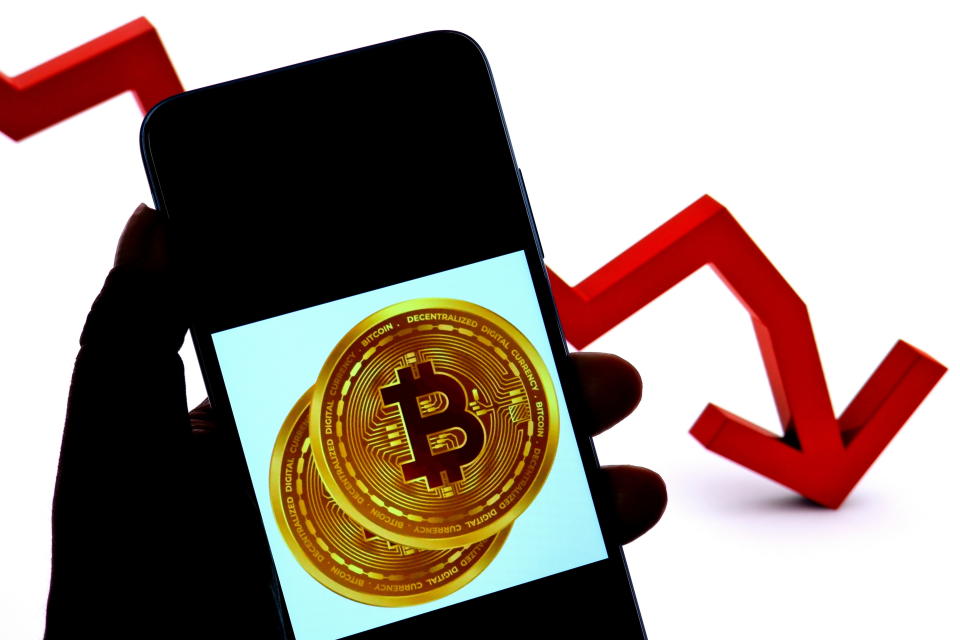 INDIA - 2022/06/18: In this Photo illustration a Bitcoin logo seen displayed on an android smartphone. (Photo Illustration by Avishek Das/SOPA Images/LightRocket via Getty Images)
