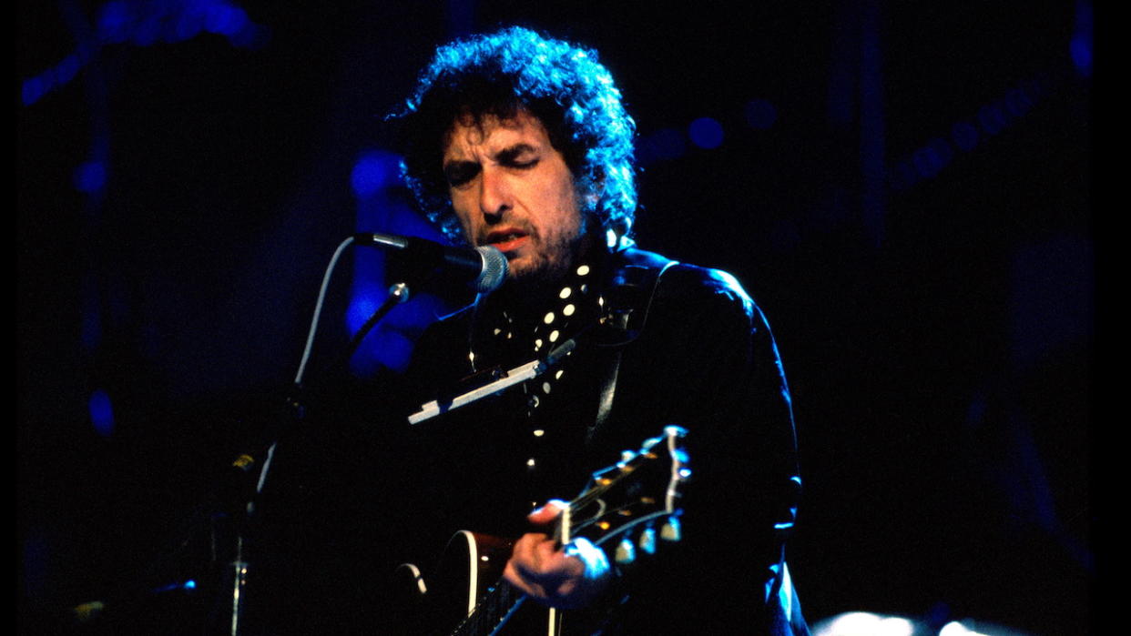  Bob Dylan performing at Guitar Legends 1991. 